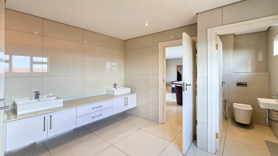 6 Bedroom Property for Sale in Izinga KwaZulu-Natal