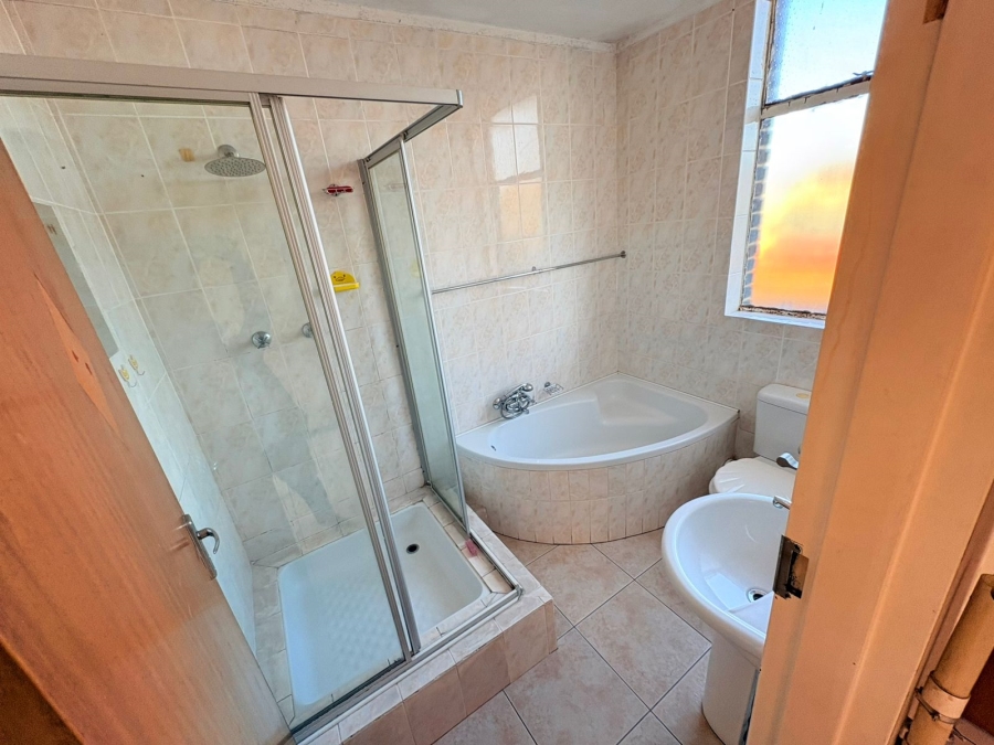 2 Bedroom Property for Sale in Huttenheights KwaZulu-Natal