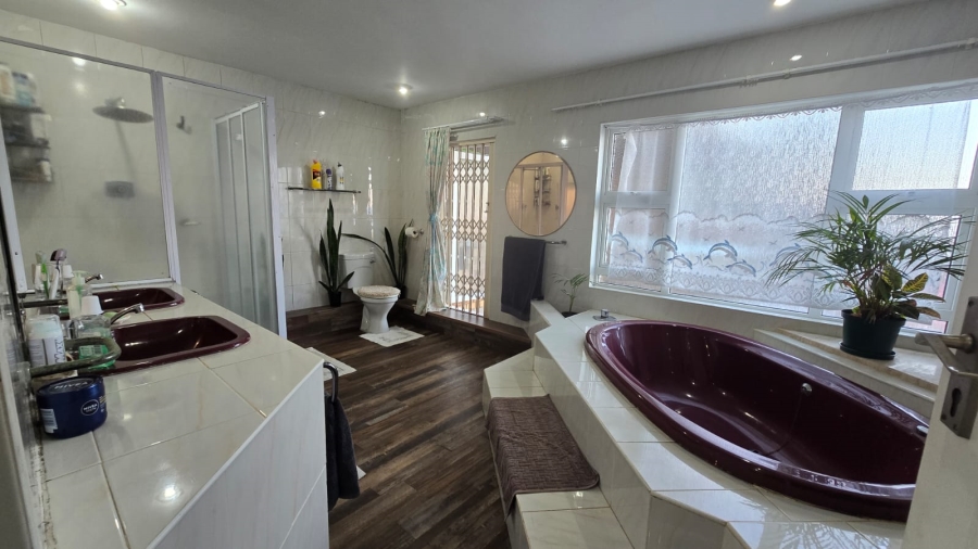 5 Bedroom Property for Sale in Ballito Central KwaZulu-Natal