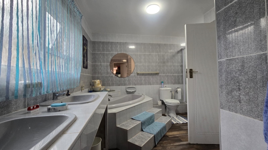 5 Bedroom Property for Sale in Ballito Central KwaZulu-Natal