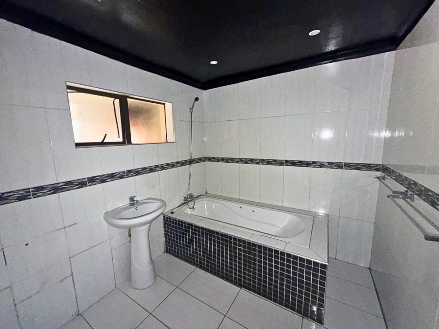 5 Bedroom Property for Sale in Chasedene KwaZulu-Natal