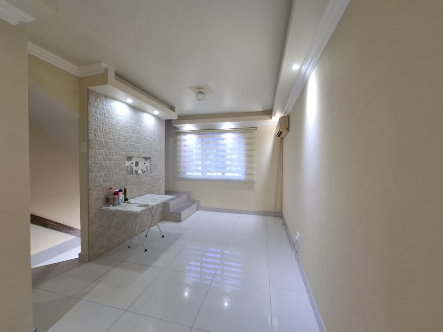 1 Bedroom Property for Sale in Essenwood KwaZulu-Natal