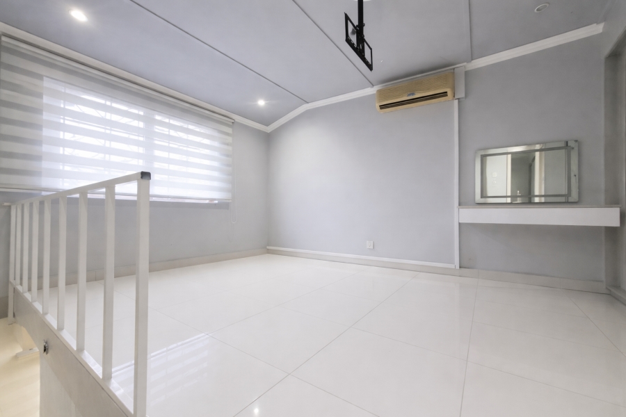 1 Bedroom Property for Sale in Essenwood KwaZulu-Natal