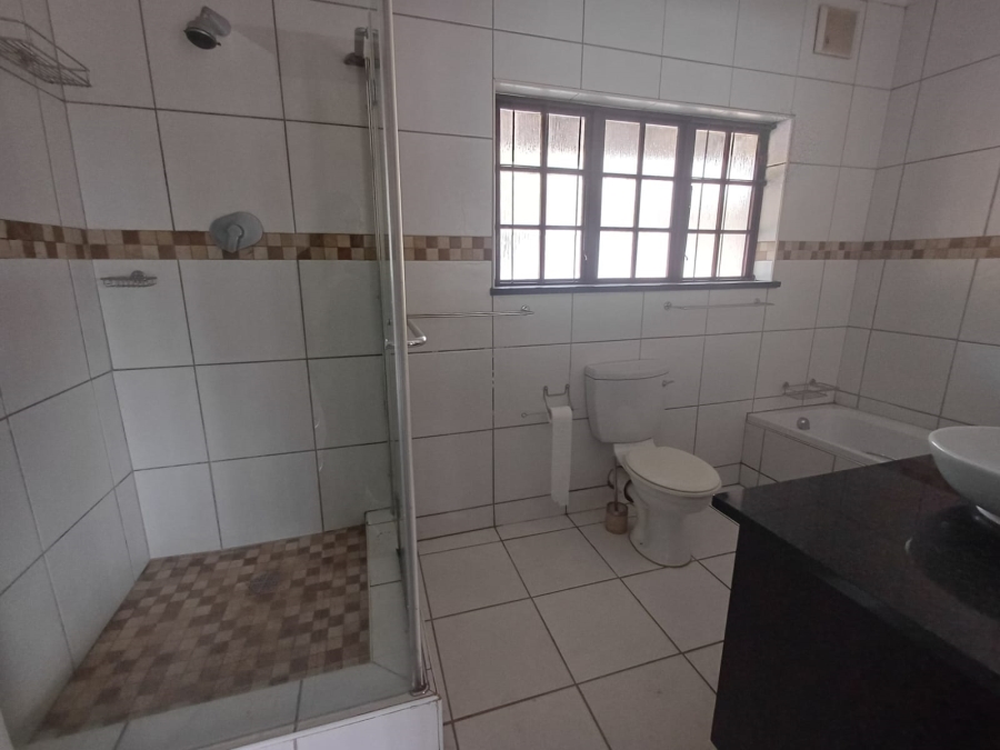To Let 4 Bedroom Property for Rent in Kloof KwaZulu-Natal