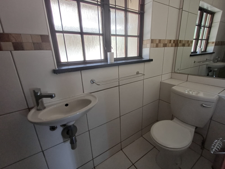 To Let 4 Bedroom Property for Rent in Kloof KwaZulu-Natal