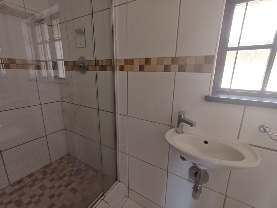To Let 4 Bedroom Property for Rent in Kloof KwaZulu-Natal