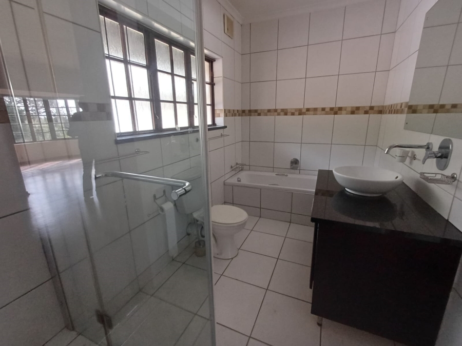 To Let 4 Bedroom Property for Rent in Kloof KwaZulu-Natal