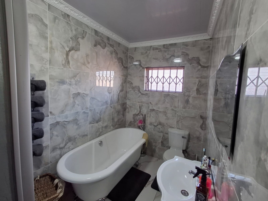 4 Bedroom Property for Sale in Lennoxton KwaZulu-Natal