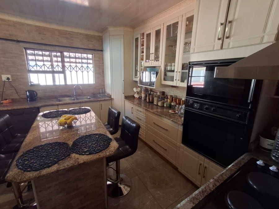 4 Bedroom Property for Sale in Lennoxton KwaZulu-Natal