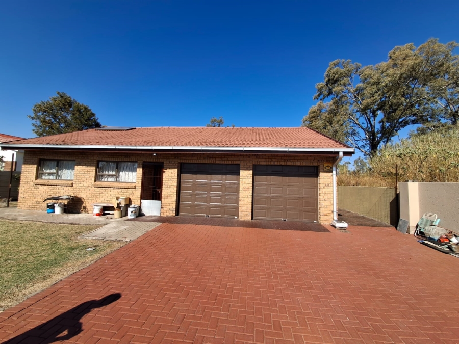 4 Bedroom Property for Sale in Lennoxton KwaZulu-Natal