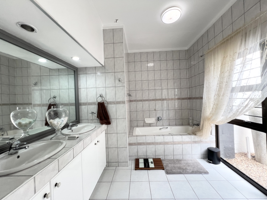 5 Bedroom Property for Sale in Meer En See KwaZulu-Natal