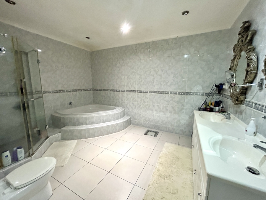 5 Bedroom Property for Sale in Parkside KwaZulu-Natal