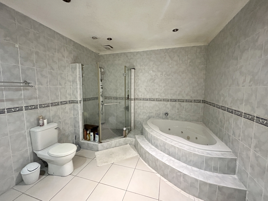 5 Bedroom Property for Sale in Parkside KwaZulu-Natal