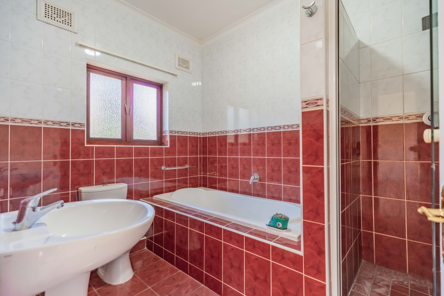4 Bedroom Property for Sale in Kloof KwaZulu-Natal