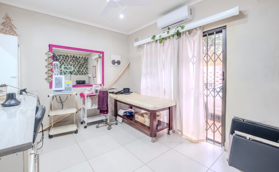 6 Bedroom Property for Sale in Glen Ashley KwaZulu-Natal
