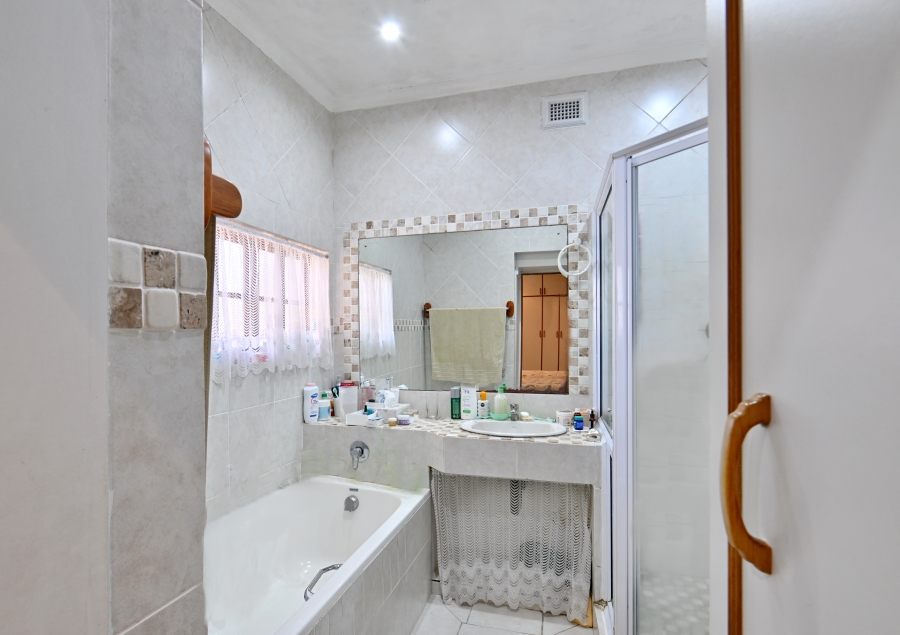 5 Bedroom Property for Sale in Shakaskraal KwaZulu-Natal