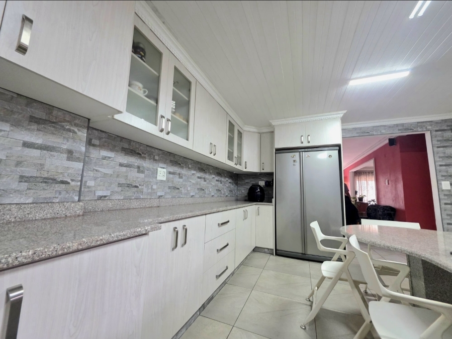 4 Bedroom Property for Sale in Lotus Park KwaZulu-Natal