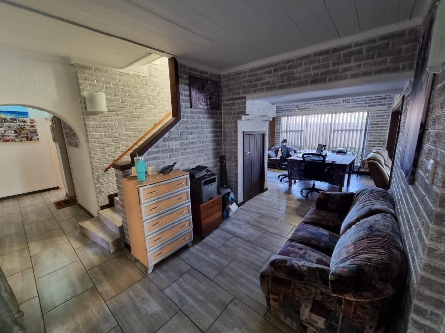 5 Bedroom Property for Sale in Pioneer Park KwaZulu-Natal