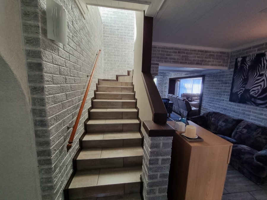 5 Bedroom Property for Sale in Pioneer Park KwaZulu-Natal