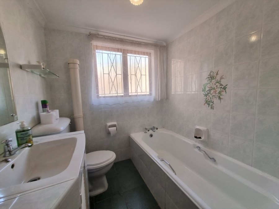 To Let 5 Bedroom Property for Rent in Reservoir Hills KwaZulu-Natal