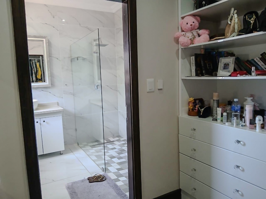 6 Bedroom Property for Sale in Izinga Estate KwaZulu-Natal