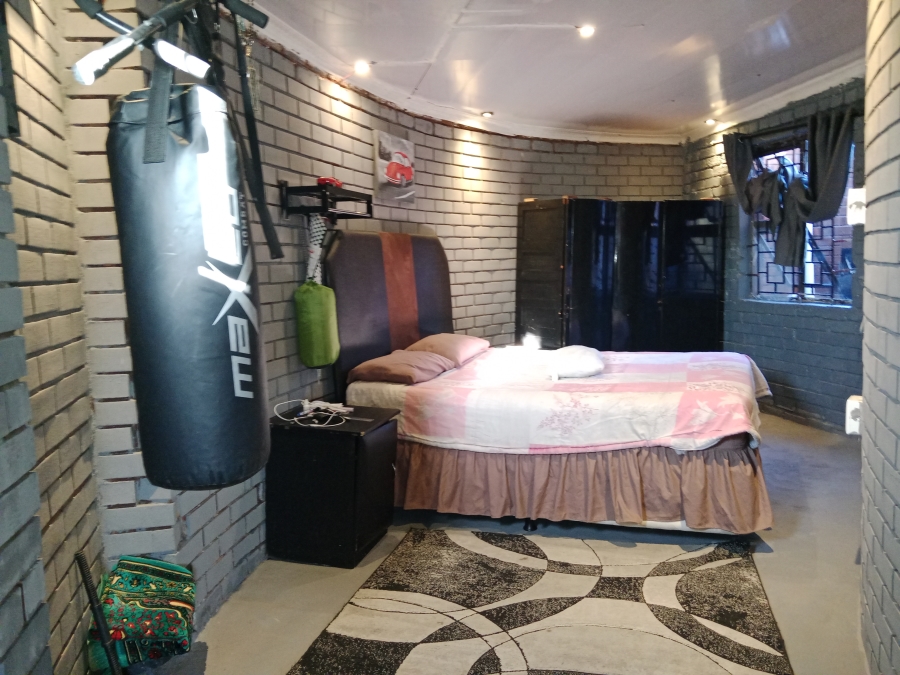 6 Bedroom Property for Sale in Raisethorpe KwaZulu-Natal