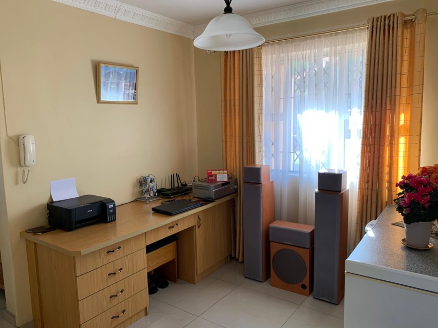 5 Bedroom Property for Sale in Mount Vernon KwaZulu-Natal