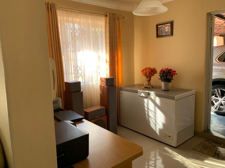 5 Bedroom Property for Sale in Mount Vernon KwaZulu-Natal