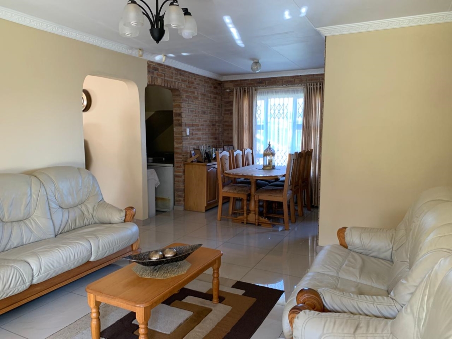 5 Bedroom Property for Sale in Mount Vernon KwaZulu-Natal