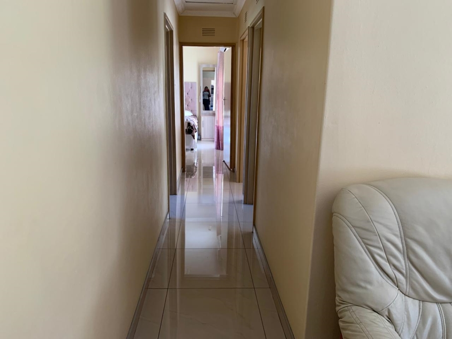 5 Bedroom Property for Sale in Mount Vernon KwaZulu-Natal
