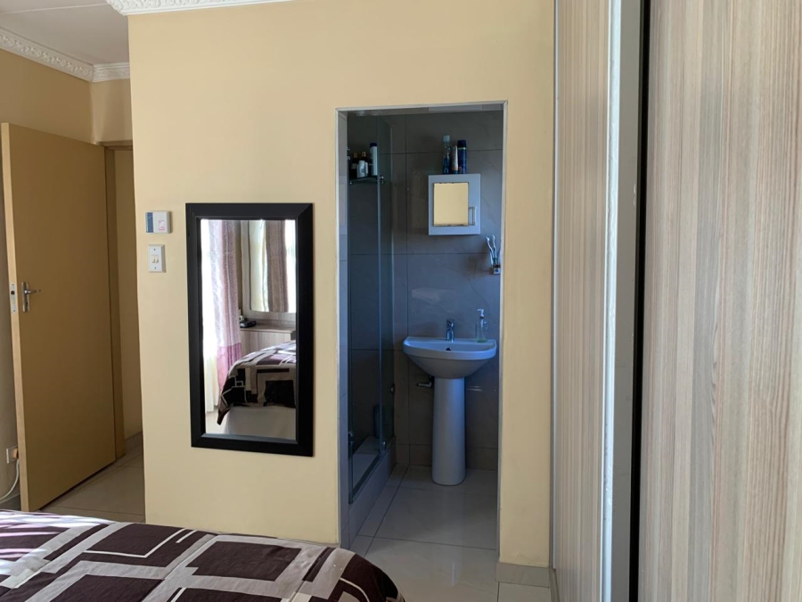 5 Bedroom Property for Sale in Mount Vernon KwaZulu-Natal