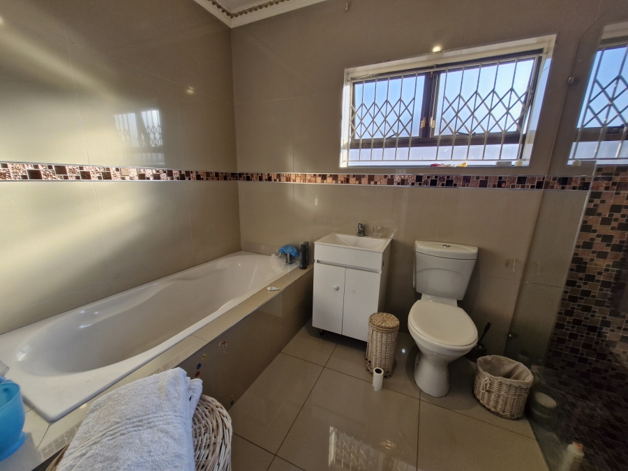 5 Bedroom Property for Sale in Umhlatuzana KwaZulu-Natal