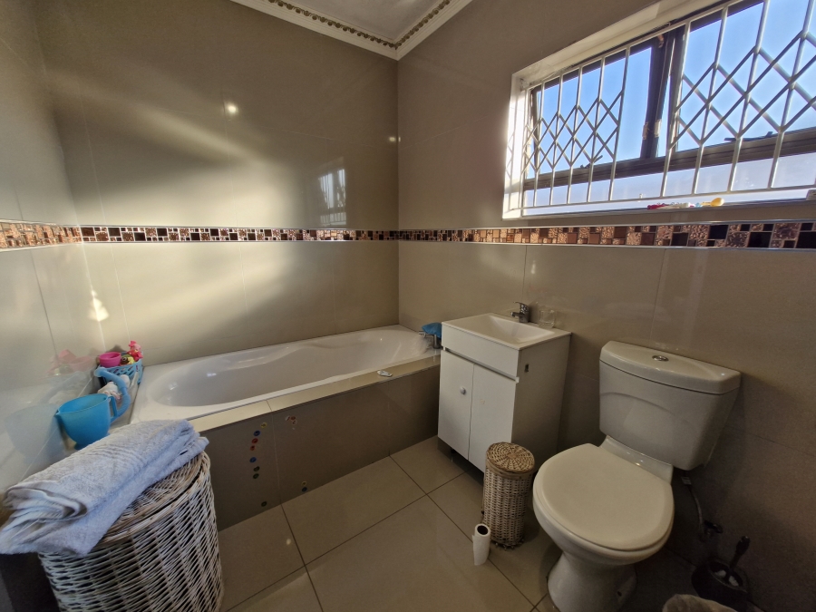 5 Bedroom Property for Sale in Umhlatuzana KwaZulu-Natal