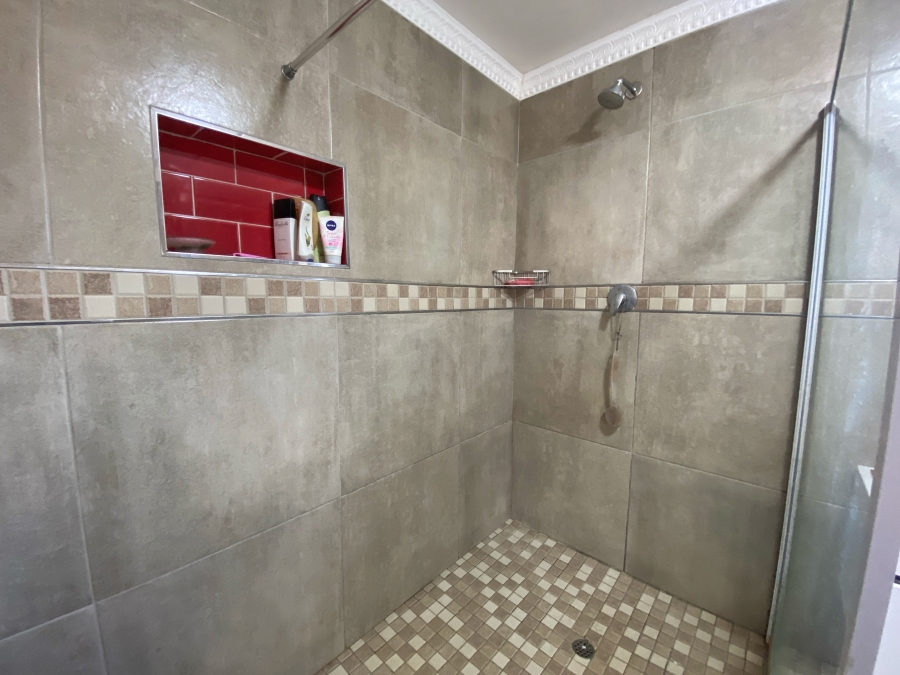 5 Bedroom Property for Sale in Westbrook KwaZulu-Natal