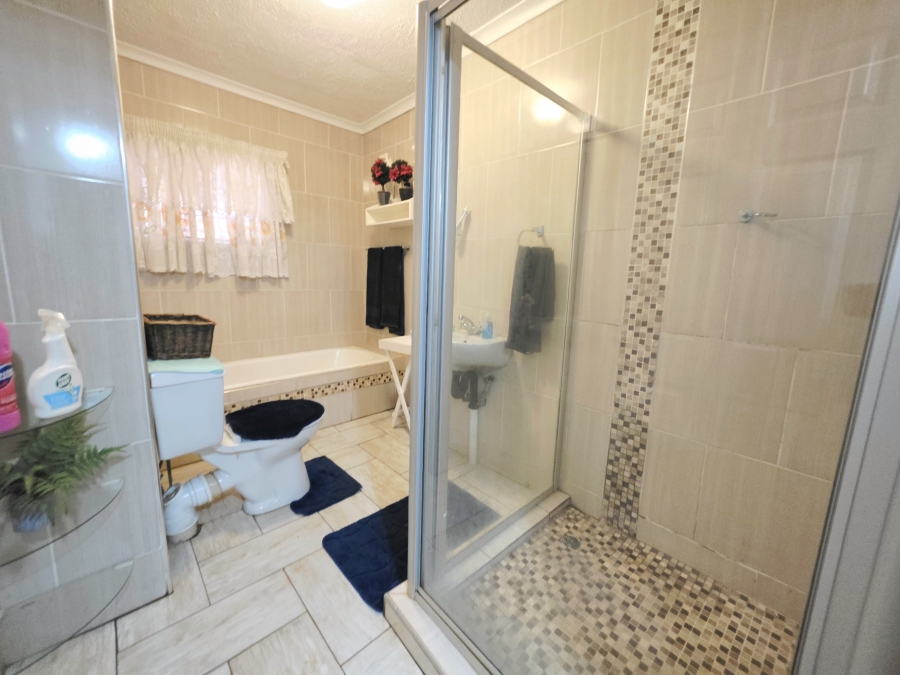 5 Bedroom Property for Sale in Richem KwaZulu-Natal