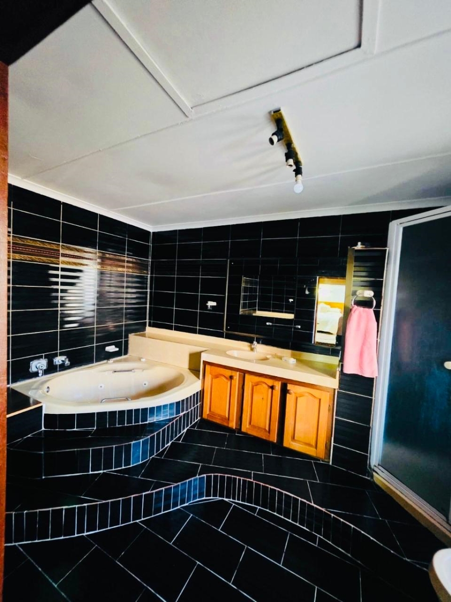 6 Bedroom Property for Sale in Burlington Heights KwaZulu-Natal