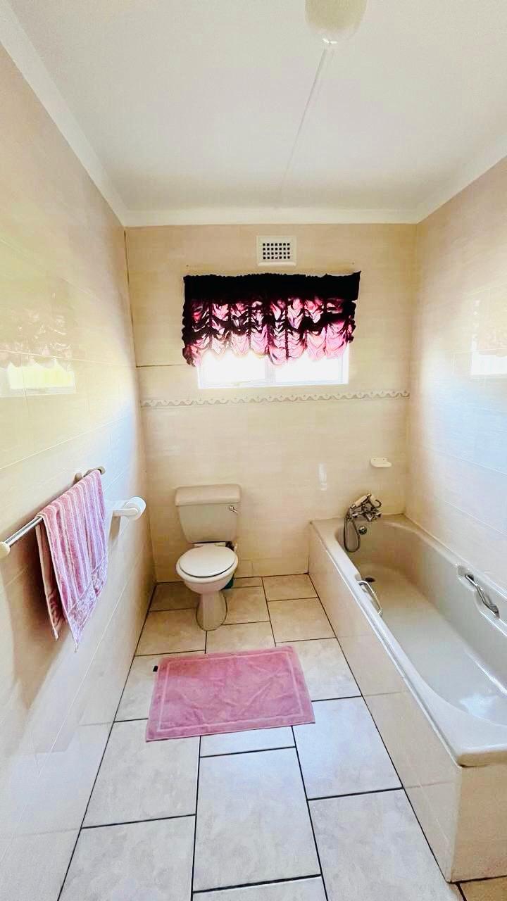 6 Bedroom Property for Sale in Burlington Heights KwaZulu-Natal