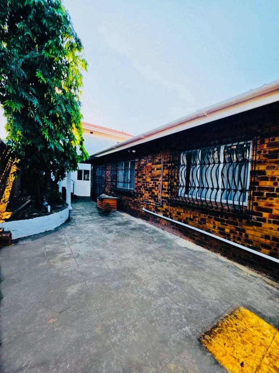 6 Bedroom Property for Sale in Burlington Heights KwaZulu-Natal