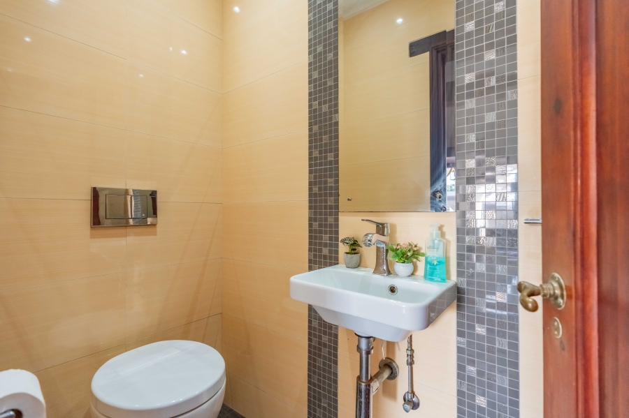 9 Bedroom Property for Sale in Cowies Hill KwaZulu-Natal