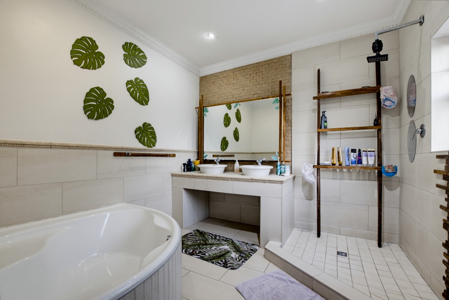 5 Bedroom Property for Sale in Deepdale KwaZulu-Natal
