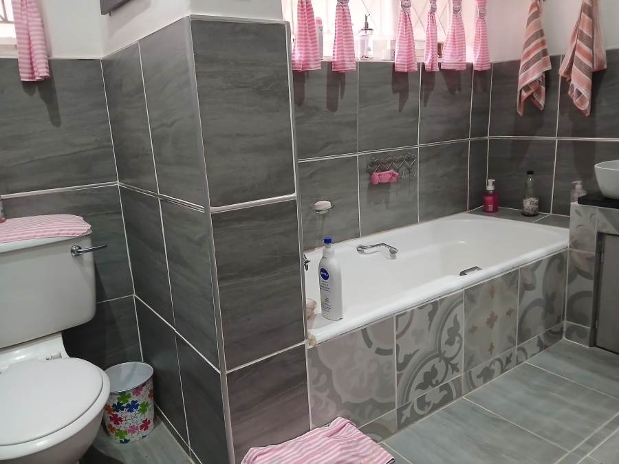 3 Bedroom Property for Sale in Uvongo KwaZulu-Natal