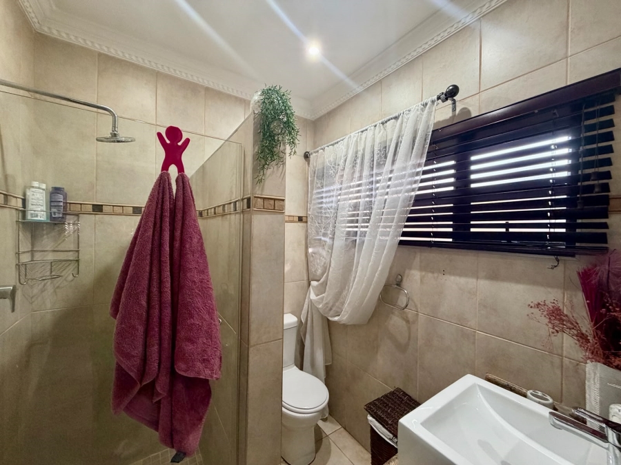 5 Bedroom Property for Sale in Meer En See KwaZulu-Natal