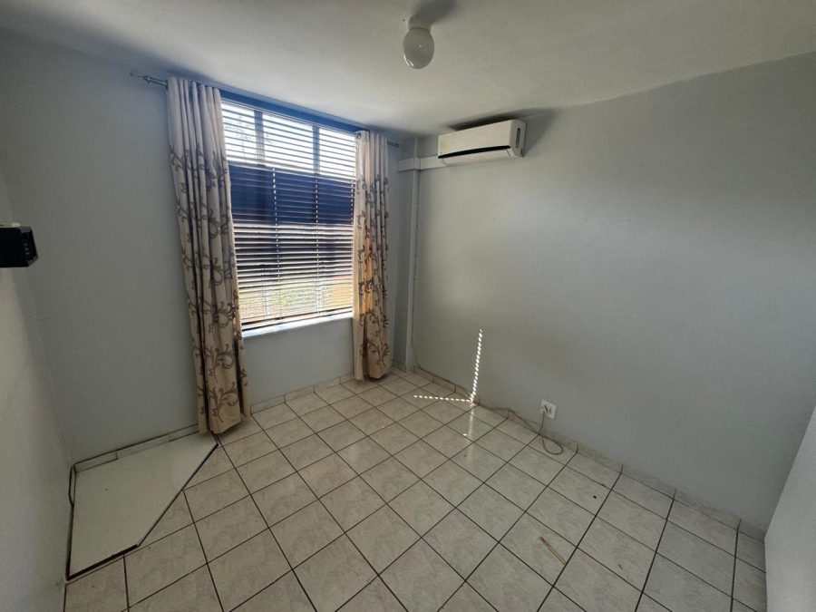 1 Bedroom Property for Sale in Essenwood KwaZulu-Natal