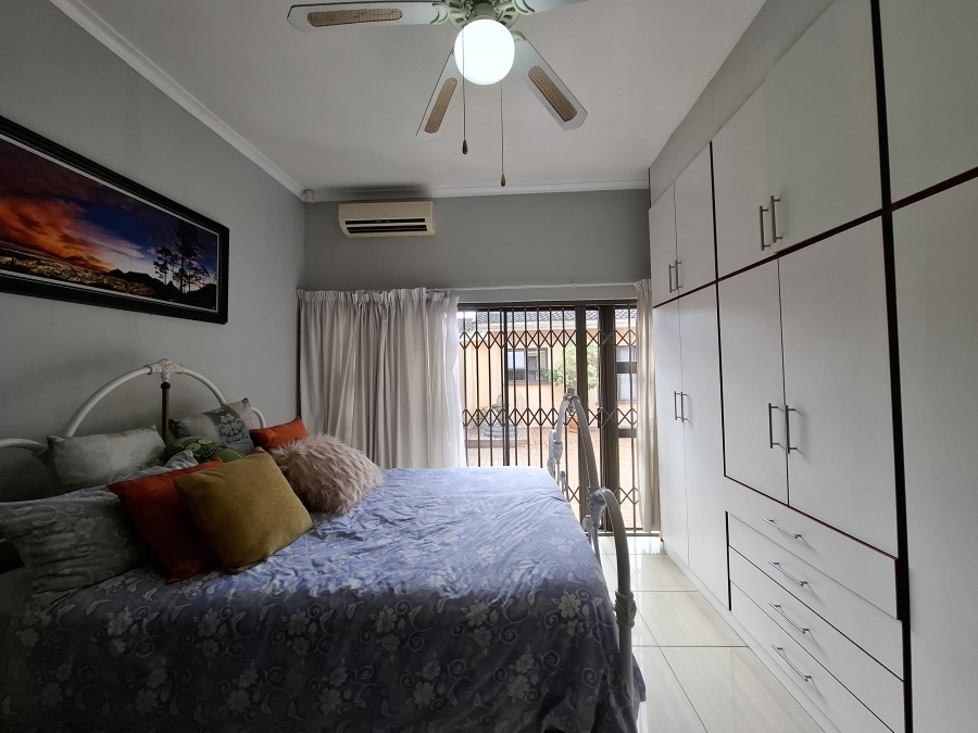 To Let 4 Bedroom Property for Rent in Manors KwaZulu-Natal