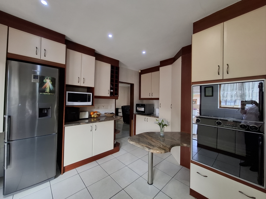 To Let 4 Bedroom Property for Rent in Manors KwaZulu-Natal