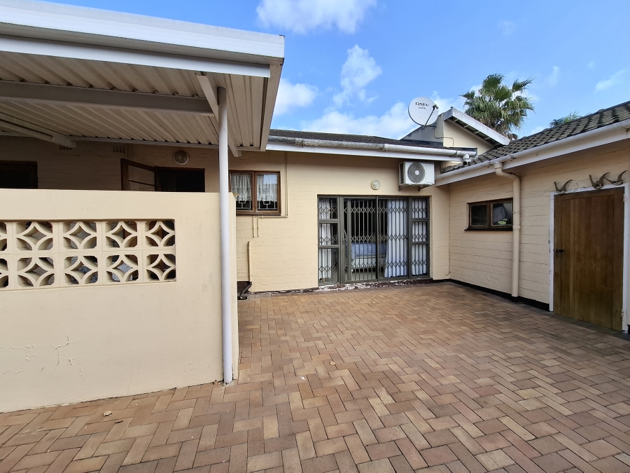 To Let 4 Bedroom Property for Rent in Manors KwaZulu-Natal