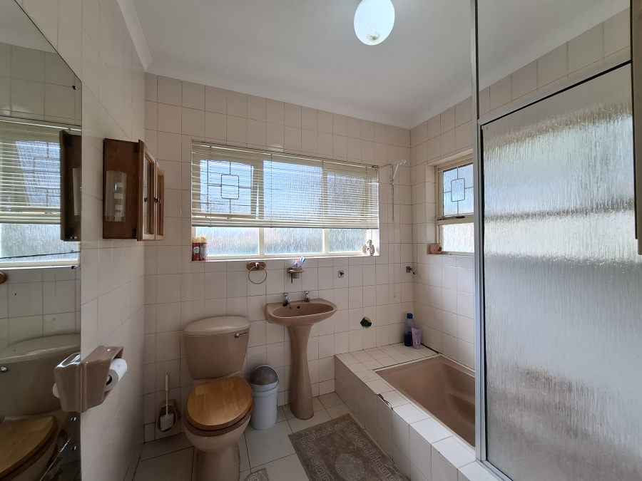 To Let 4 Bedroom Property for Rent in Manors KwaZulu-Natal