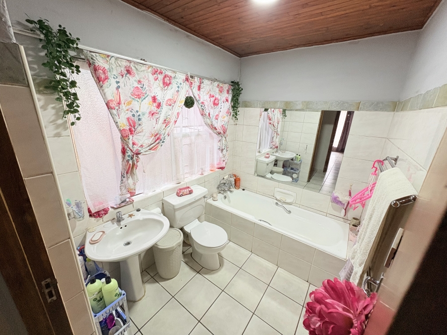 4 Bedroom Property for Sale in Signal Hill KwaZulu-Natal