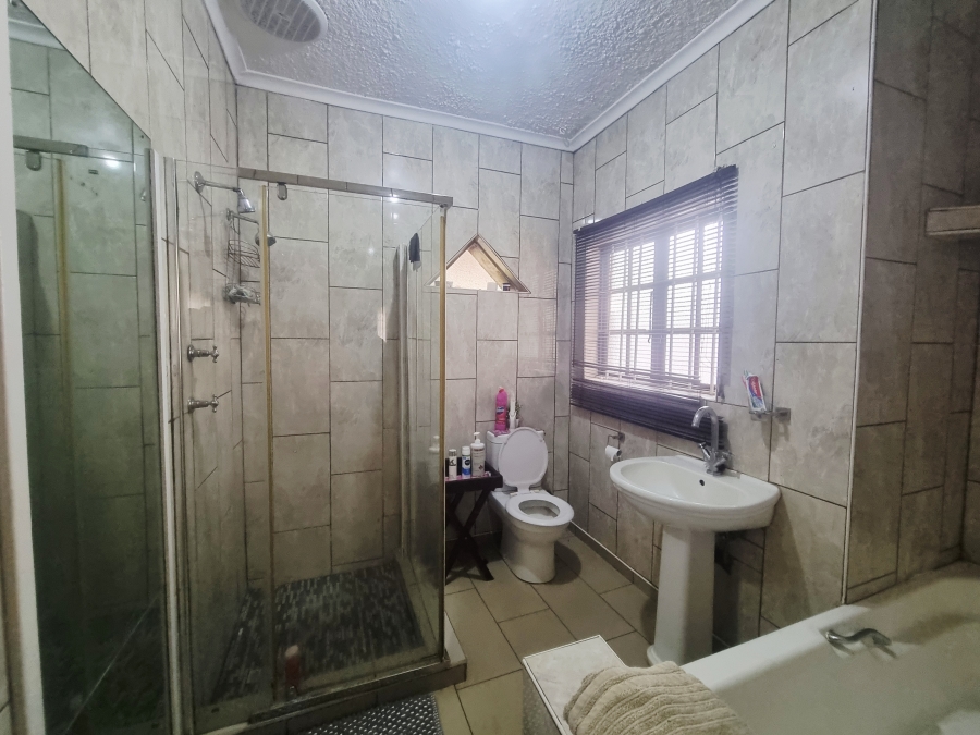 5 Bedroom Property for Sale in Richem KwaZulu-Natal