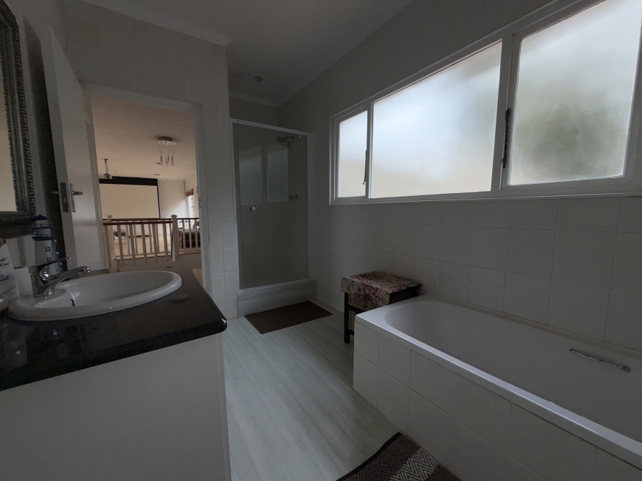 5 Bedroom Property for Sale in Kloof KwaZulu-Natal